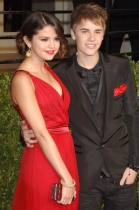 تصویر عکس :  جاستین بیبر - سلنا گومز    Justin-Bieber-and-Selena-Gomez-Oscars      سایت پاکزادیان دات کام  www.pakzadian.com  